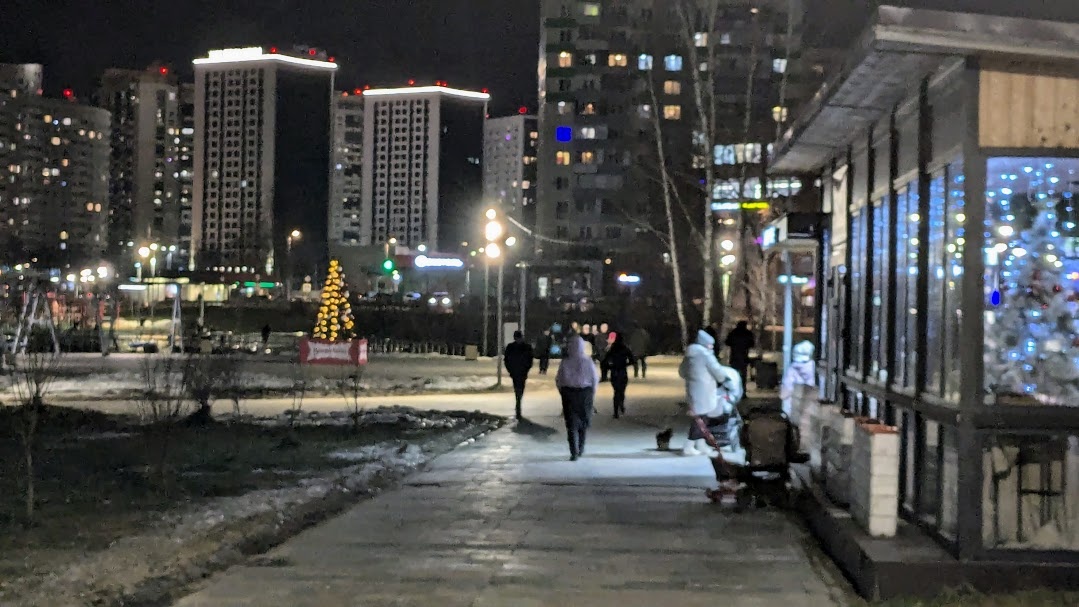 Застекленный кофейный павильон на Набережной и вдали - елка. Фото автора