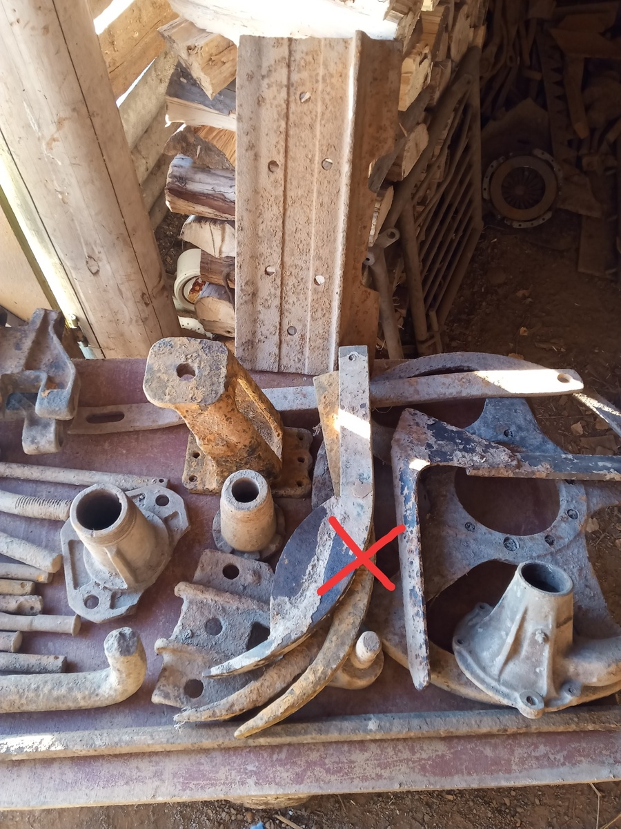 И две стойки культиваторные, которые снизу