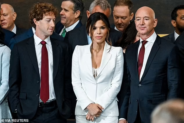 Некоторые люди предположили, что Марк Цукерберг был слишком заинтересован в груди Лорен после того, как кадры, на которых видно, как технологический гуру смотрит на ее декольте, стали вирусными.