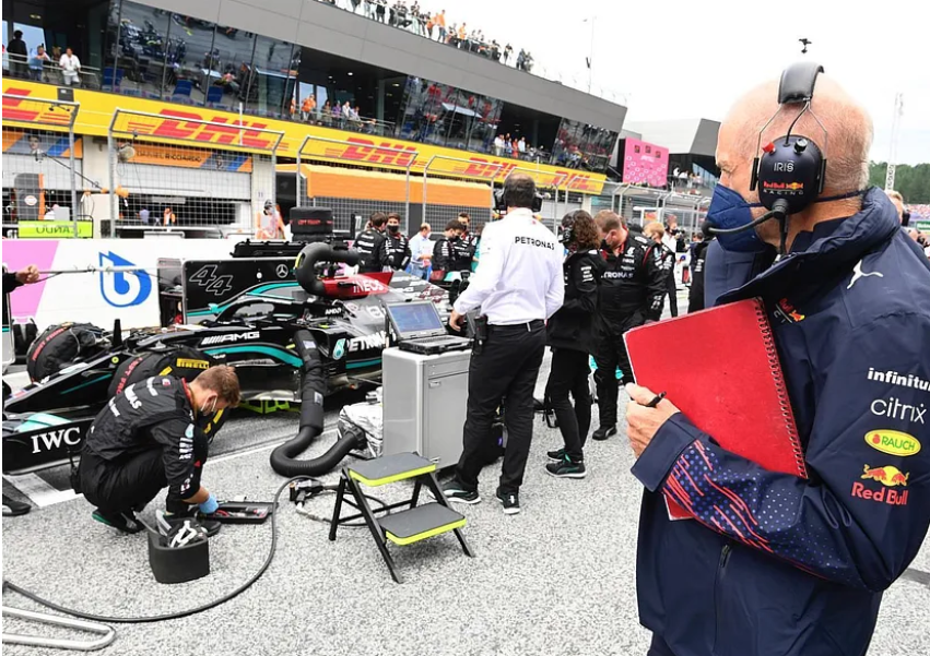 Лучшие конструкторы «Формулы-1», такие как Адриан Ньюи, всегда следят за новинками в автомобилях соперников, которые могут стоить того, чтобы их скопировать.