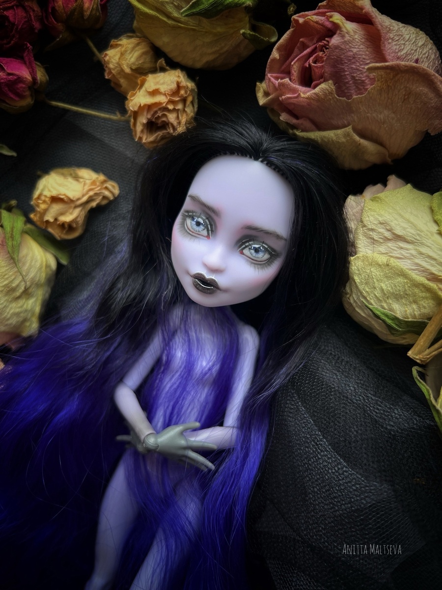 Сделана полная прошивка волос локонами козочки и перерисованно личико куклы