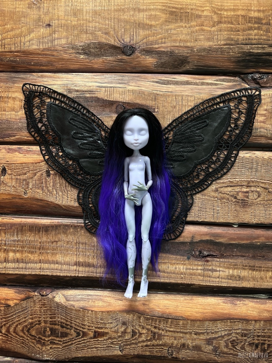 Воротник в виде крыльев бабочки