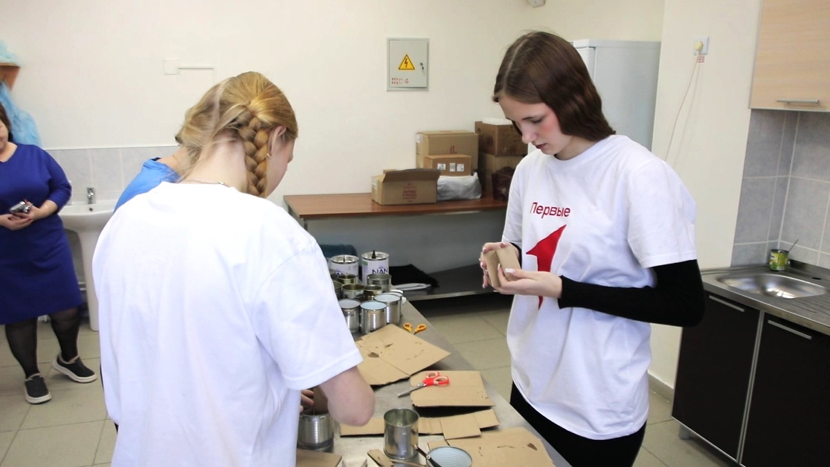    Нефтеюганские школьники изготавливают свечи для раненых бойцов