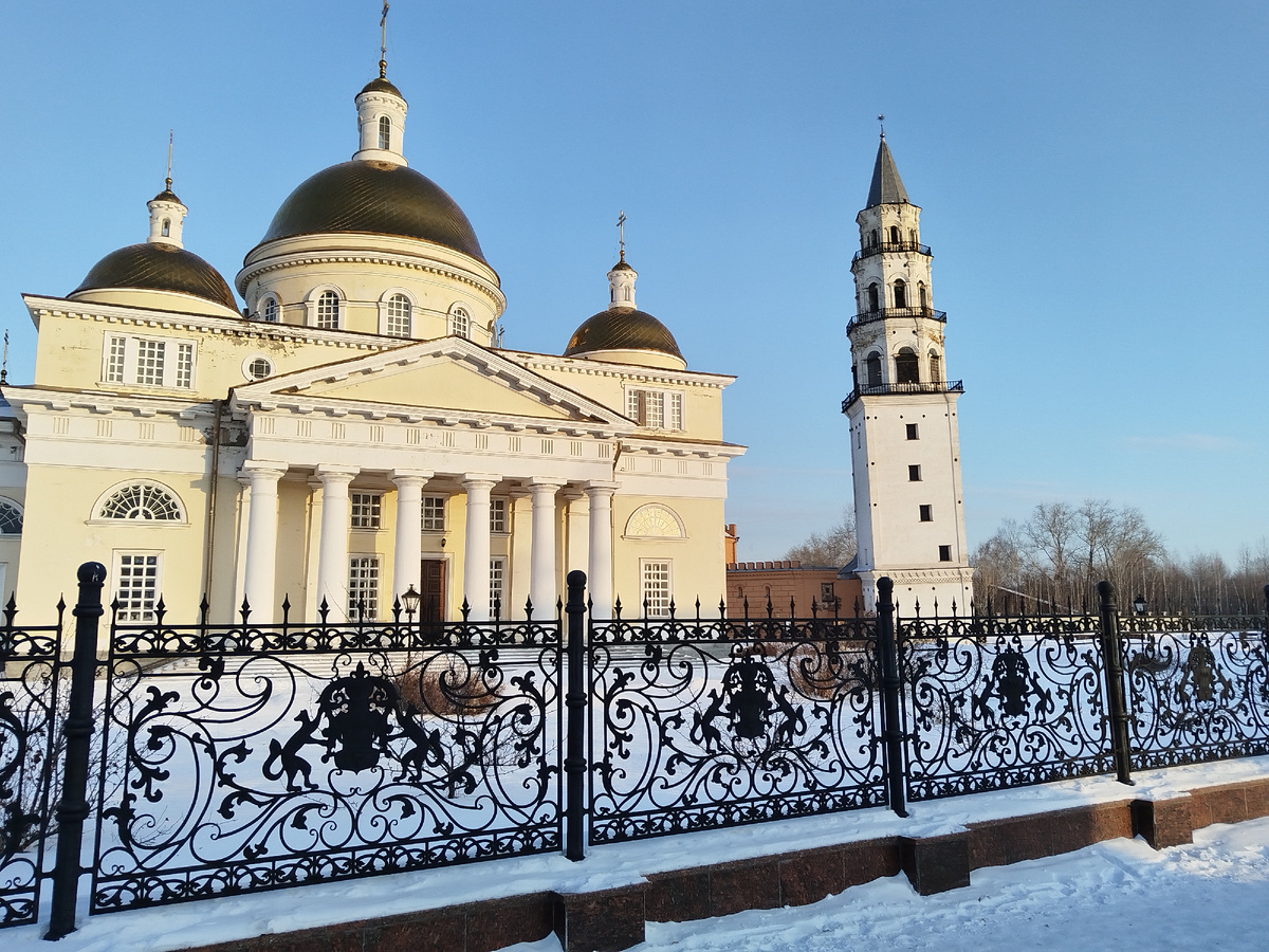 Спасо-Преображенский собор и наклонная башня. Фото автора