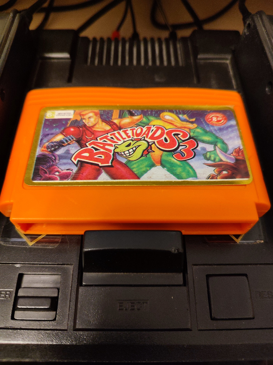 Фото сделаны мной. На фото игра . Оригинал игры "Battletoads & Double Dragon: The Ultimate Team" был разработан Rare для NES и издан Tradewest в 1993г., позднее был портирован на другие системы компаниями Nintendo, Sony Imagesoft для систем Mega Drive, SNES, Game Boy. Дизайнеры Крис Стэмпер, Тим Стэмпер, Грегг Мейлс, программист Марк Беттеридж. Фото демонстрирует начальную заставку игры, а так же общий визуальный фон игры. Подробнее об этом рассказано в статье. Все материалы принадлежат правообладателям и размещены исключительно в информационных целях.