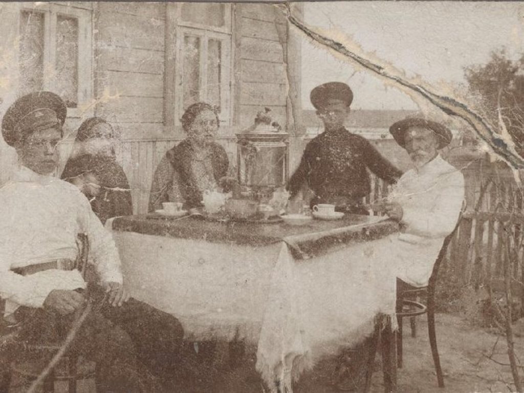 Степан Горшков ( крайний справа) с семьей. Фото предоставлено М. Опалевым📷    Сгорел от тифа в Безродном: как в Заволжье похоронили двоюродного брата Ленина
