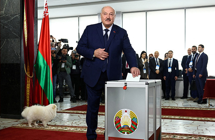    Президент Белоруссии Александр Лукашенко на избирательном участке.Евгения Новоженина/Reuters
