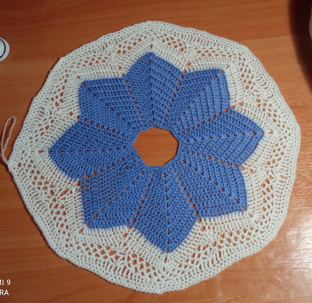 С одной стороны, видны клинья, с другой стороны, юбка имеет привычную форму. 