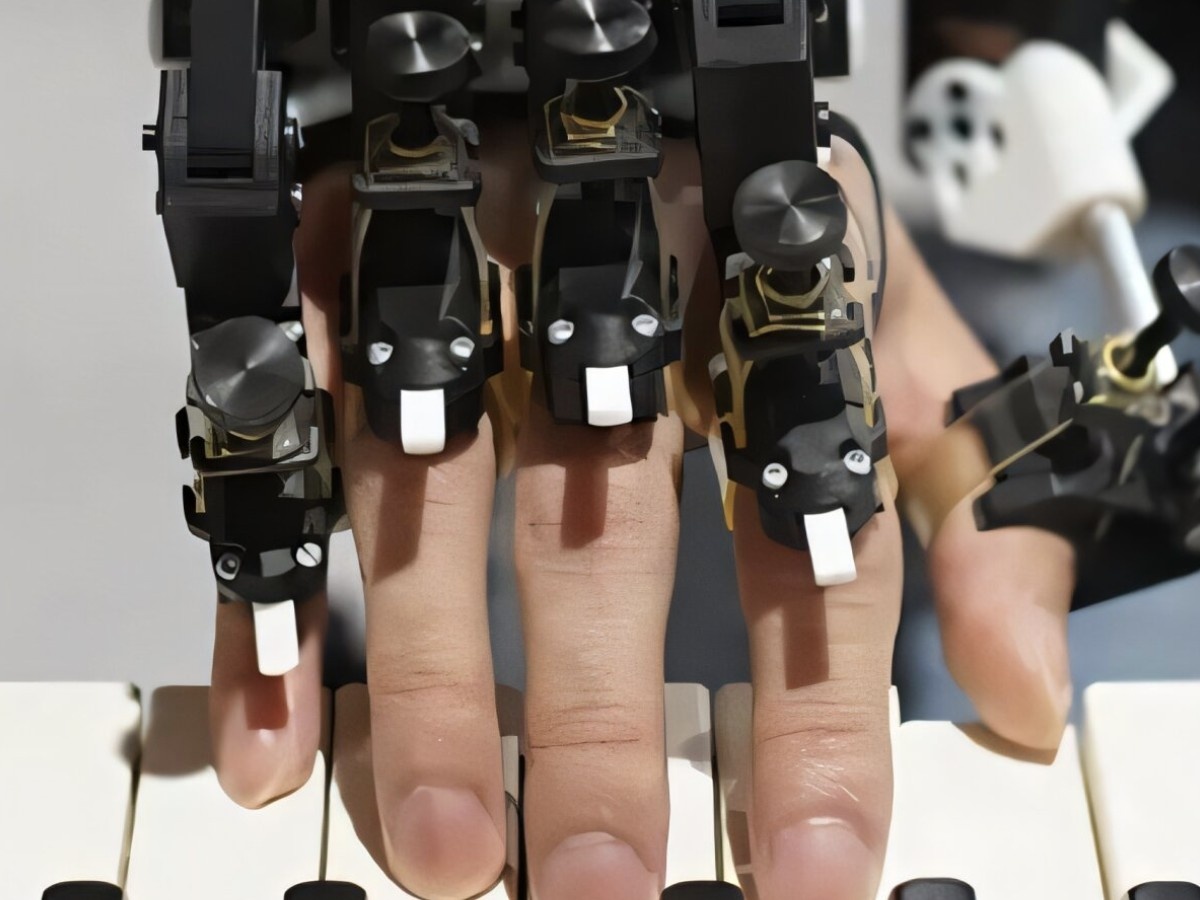    Экзоскелет для рук делает игру на фортепиано более виртуозной