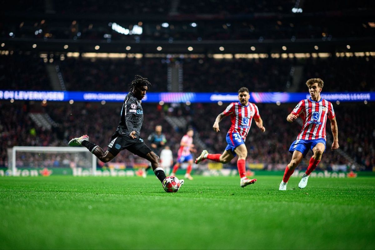 Джереми Фримпонг (слева). Источник фото: официальный аккаунт «Байера» в «Х».