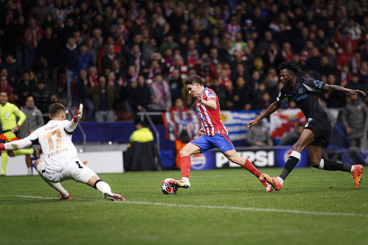 Хулиан Альварес (с мячом) за пару мгновений до забитого гола. Источник фото: официальный аккаунт «Атлетико» в «Х».