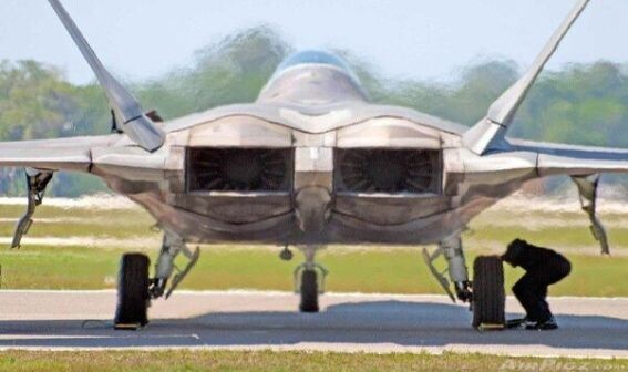 Наиболее близко к теме "реактивное крыло" американцы подошли уже совсем недавно, устроив на своем "Рапторе" F-22 плоские сопла