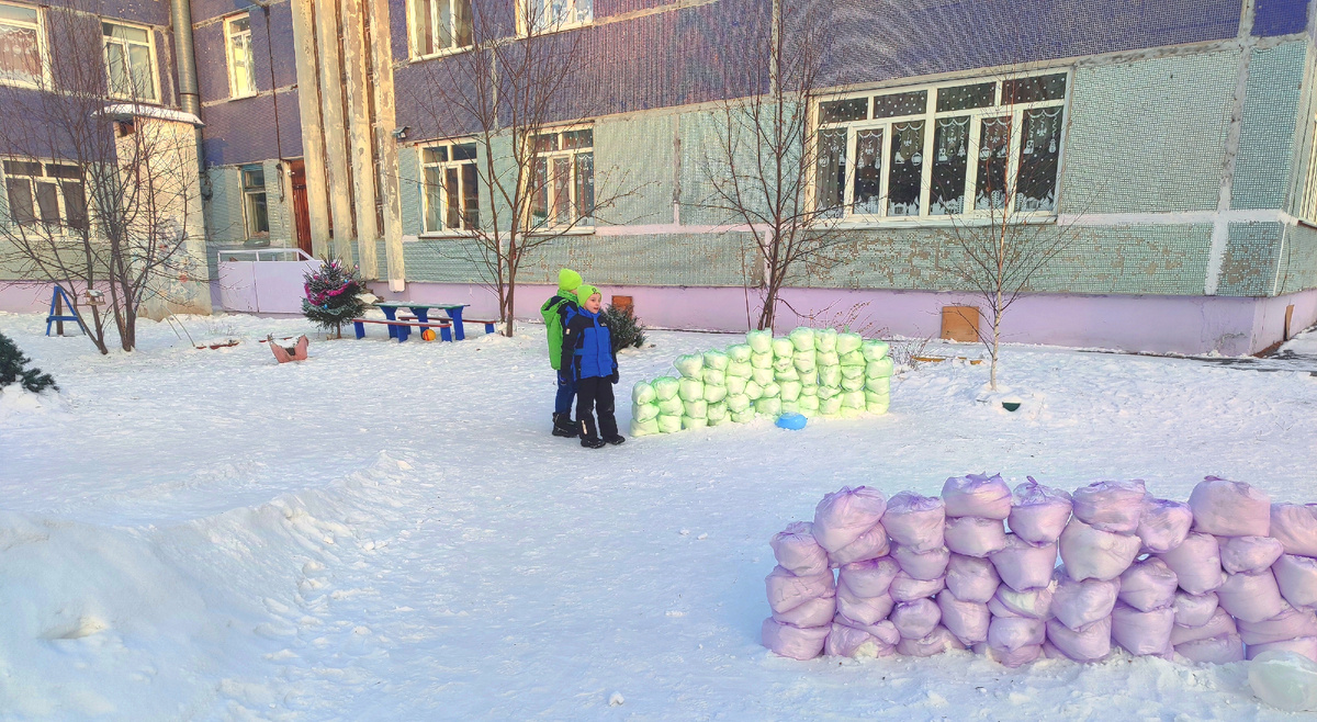 Паша и Вадюха возле детского сада