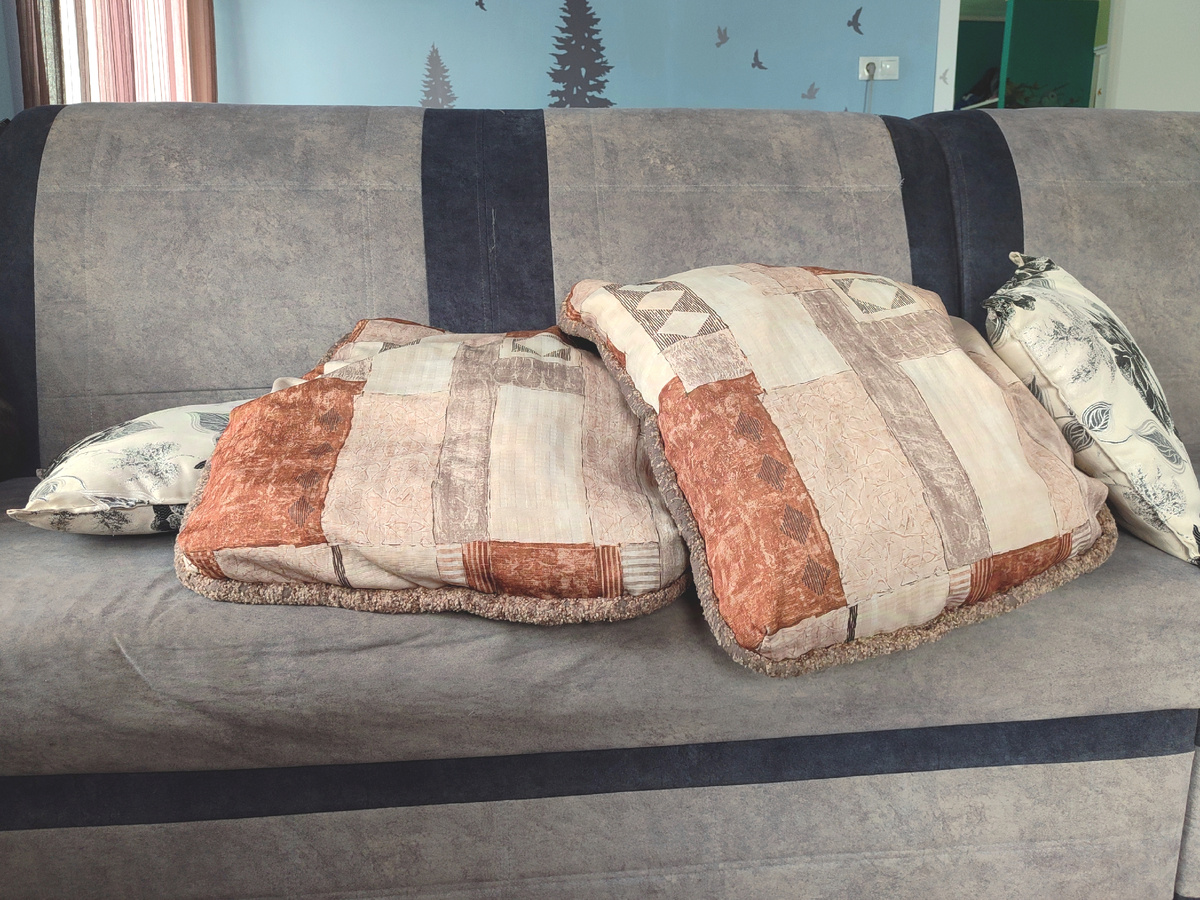 Там Вадюха, под этими подушками