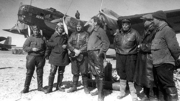 Руководитель и пилоты самолётов экспедиции "Северный полюс"
