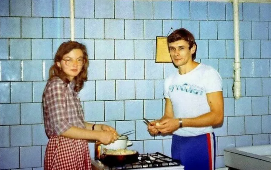 Готовка ужина на кухне студенческого общежития. Жареная картошка и какой-то постный супчик