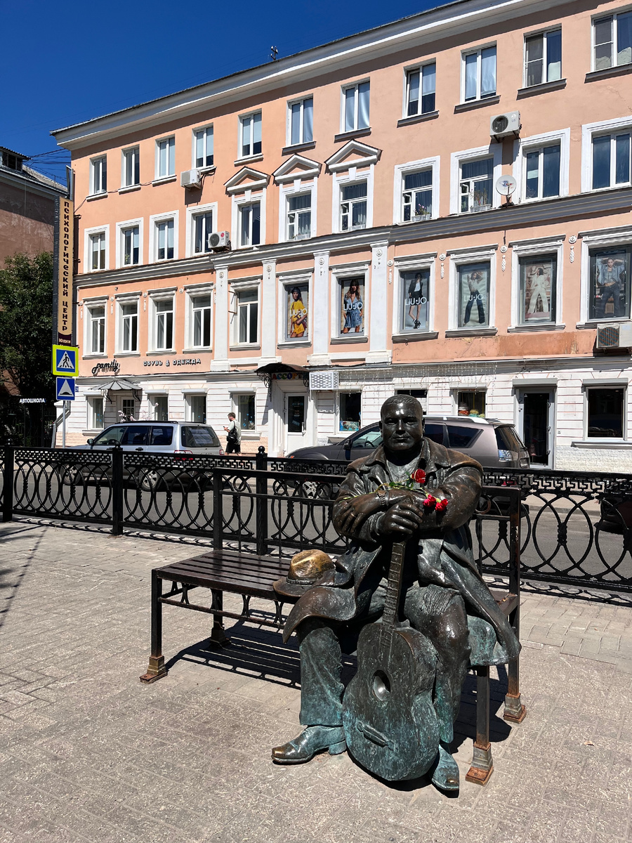 Памятник Михаилу Кругу, куда ж без него в Твери