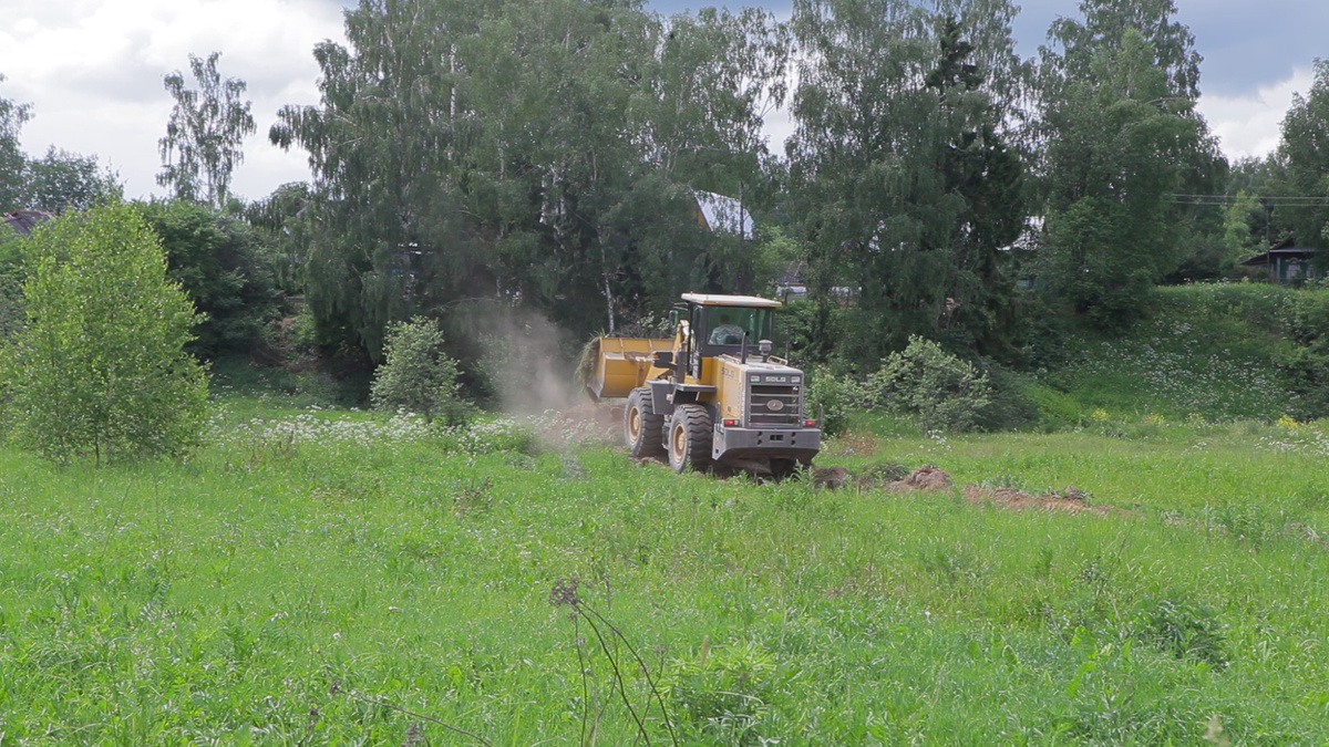 Снимаем плодородный грунт 