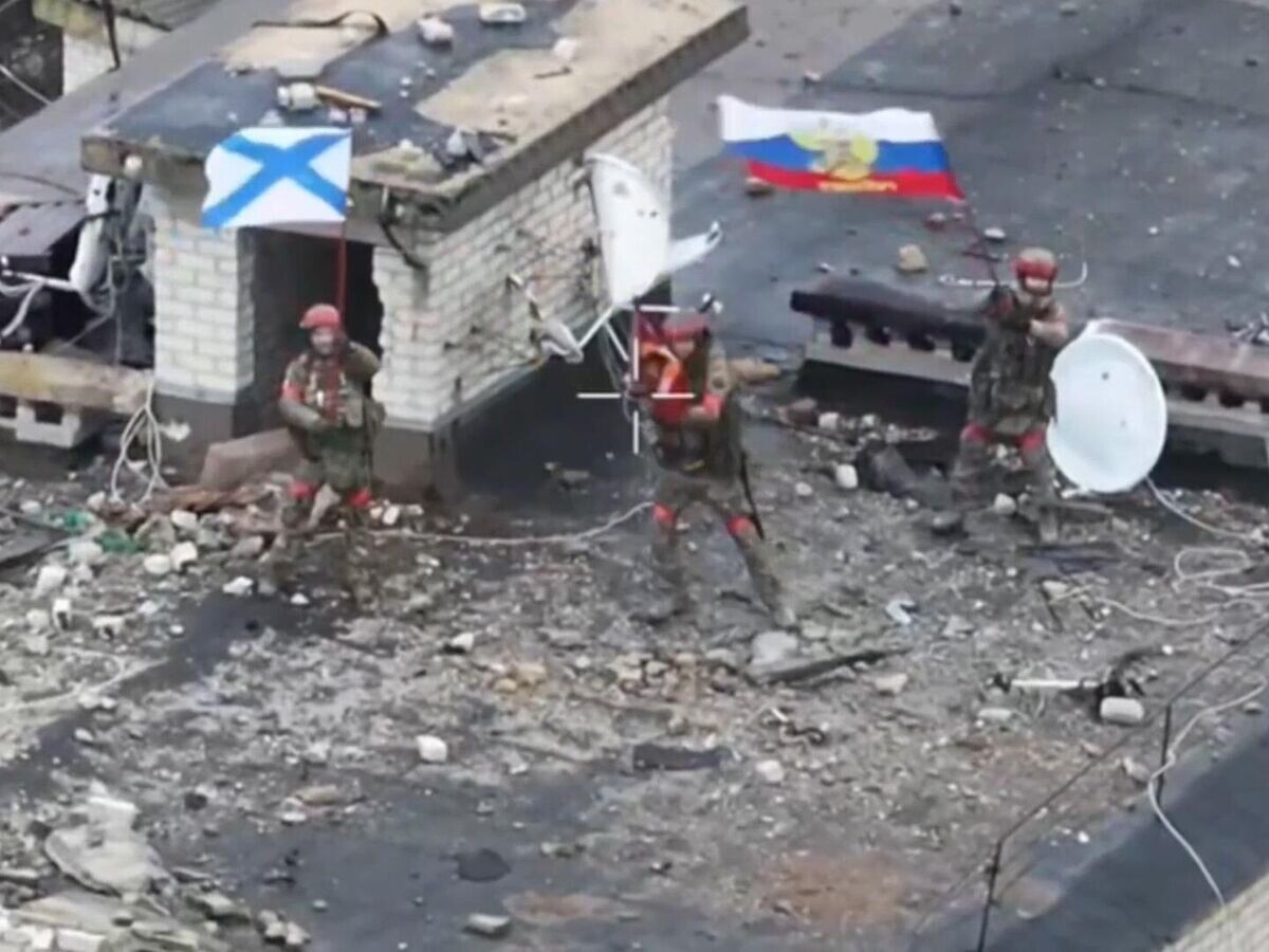    Российские флаги в освобожденном населенном пункте Великая Новоселка в ДНР© Министерство обороны РФ