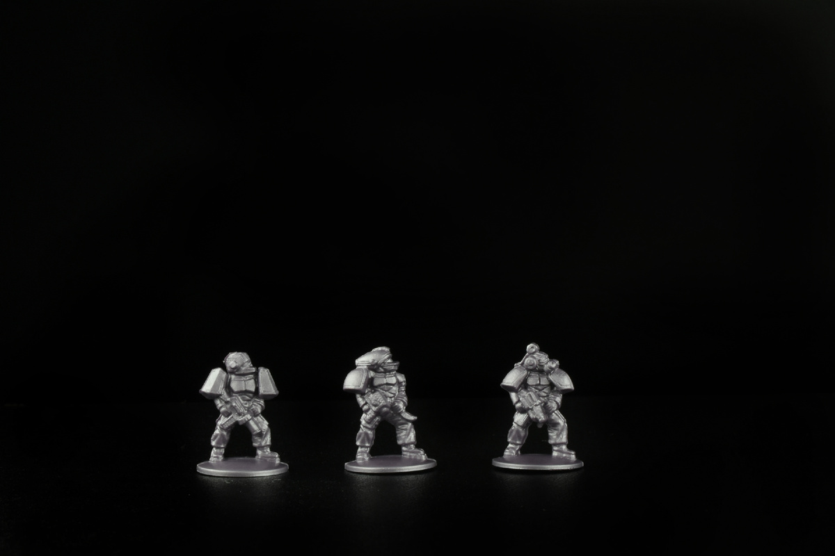 Разведчики. Легкое оружие в руках. Можно заметить, что база у фигур одна и та же, основные отличия это шлемы, наплечки, часть оружия и нагрудные пластины.