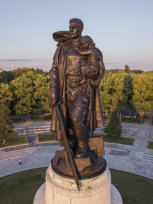 "Воин-освободитель", скульптор Е. В. Вучетич, архитектор Я. Б. Белопольский