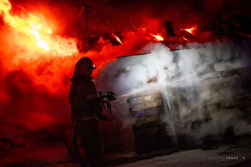    Пожар на ул. Газобетонная в Барнауле. Источник: Владимир Игнатов, Telegram-канал "Про пожарных и спасателей"