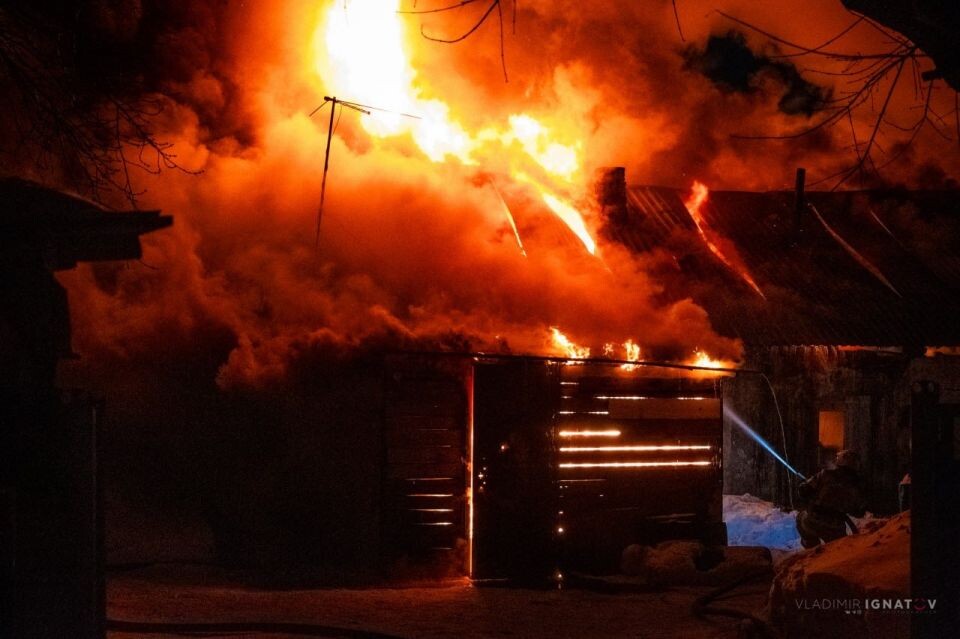    Пожар на ул. Газобетонная в Барнауле. Источник: Владимир Игнатов, Telegram-канал "Про пожарных и спасателей"