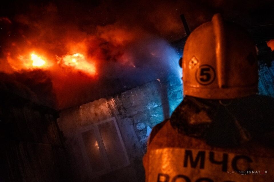    Пожар на ул. Газобетонная в Барнауле. Источник: Владимир Игнатов, Telegram-канал "Про пожарных и спасателей"