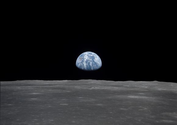 Вид на лимб Луны с Землей на горизонте, район Маре Смити. Восход Земли. Снимок сделан перед отделением корабля LM от командного модуля во время миссии «Аполлон-11». Оригинальный магазин с пленкой имеет маркировку V. Тип пленки: S0-368 Цветная, снятая с объективом 250 мм. Приблизительный масштаб снимка 1:1 300 000. Широта основной точки - 3 северных, долгота - 85 восточных. Перекрытие спереди - 90%. Угол солнца высокий. Приблизительный минимум наклона - 65 градусов, максимум - 69. Направление наклона - запад (W).