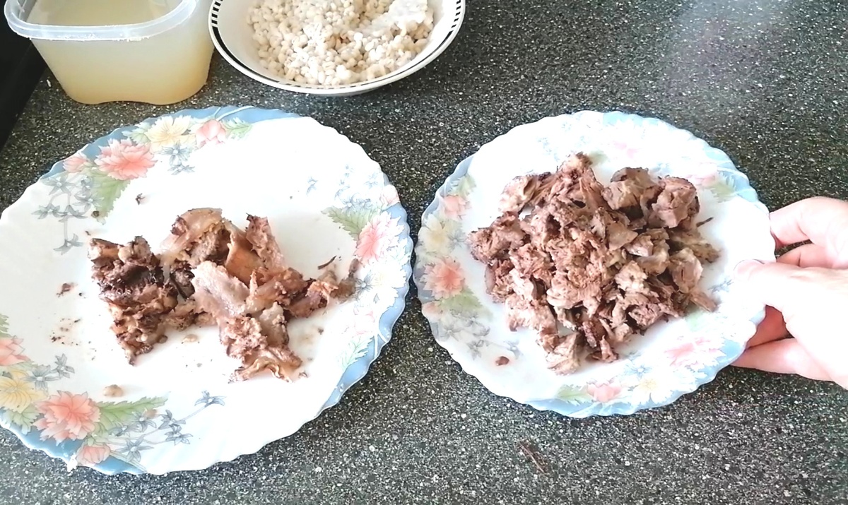 Всё мясо с рагу. На маленькой тарелке - для рассольника, на большой - для любимого пёсика. Фото автора. 