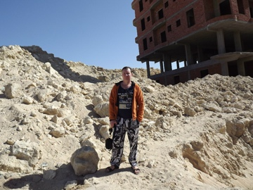 Приехал обозревать свою жилплощадь.