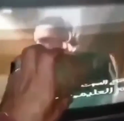 Автор приподносит камень к ТВ и тот начинает работать с помехами