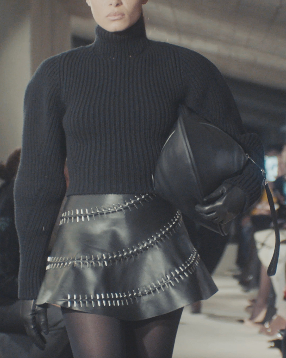 Образы с колготками со свежих показов Chanel, Miu Miu, Saint Laurent и пр.