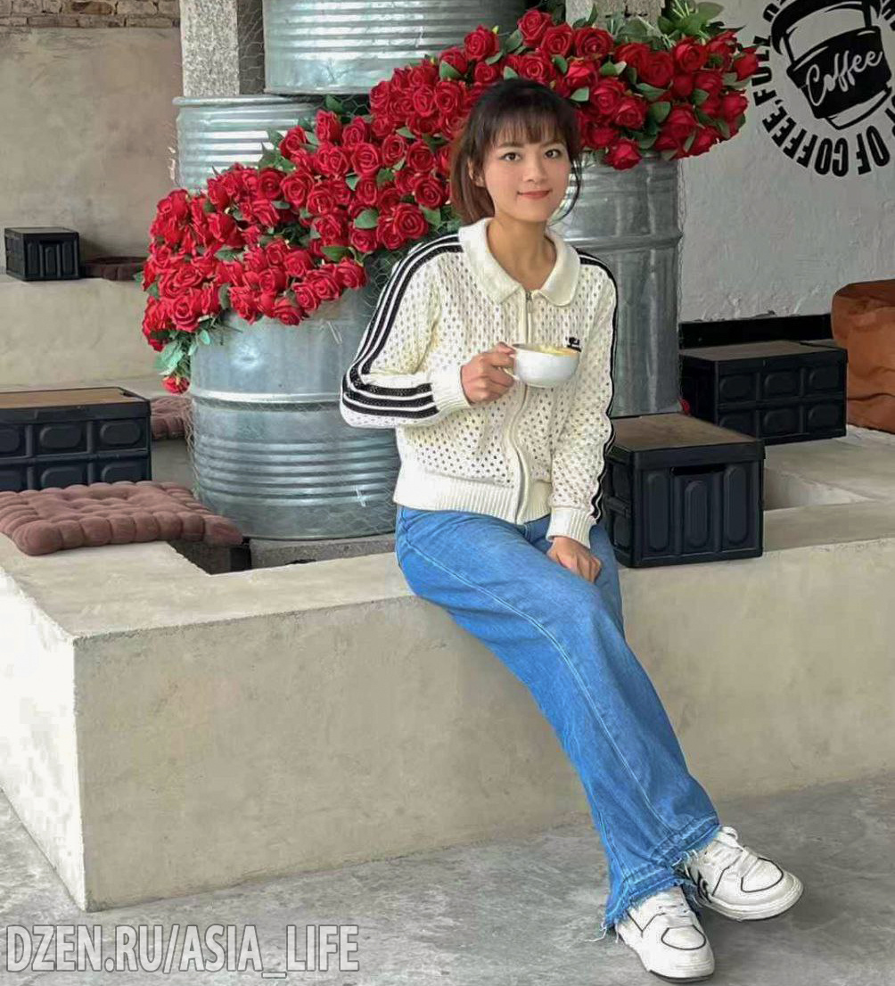 Китаянка пьет кофе 