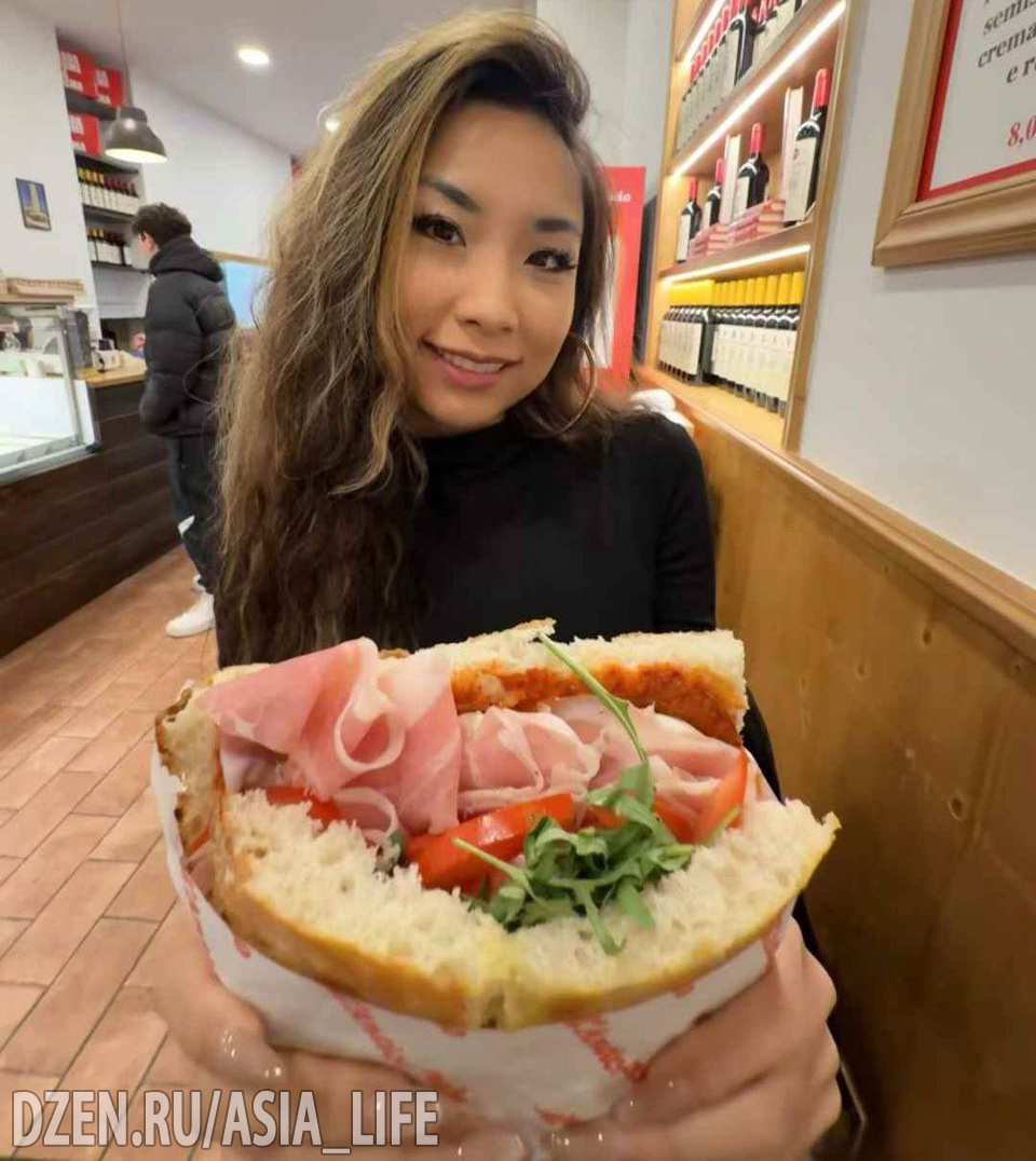 Китаянка за ужином. Размер порции для китаянок также имеет значение