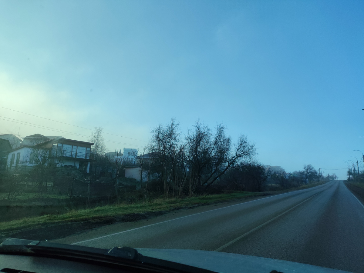 Странно, дорога чистая, а слева и справа туман )))