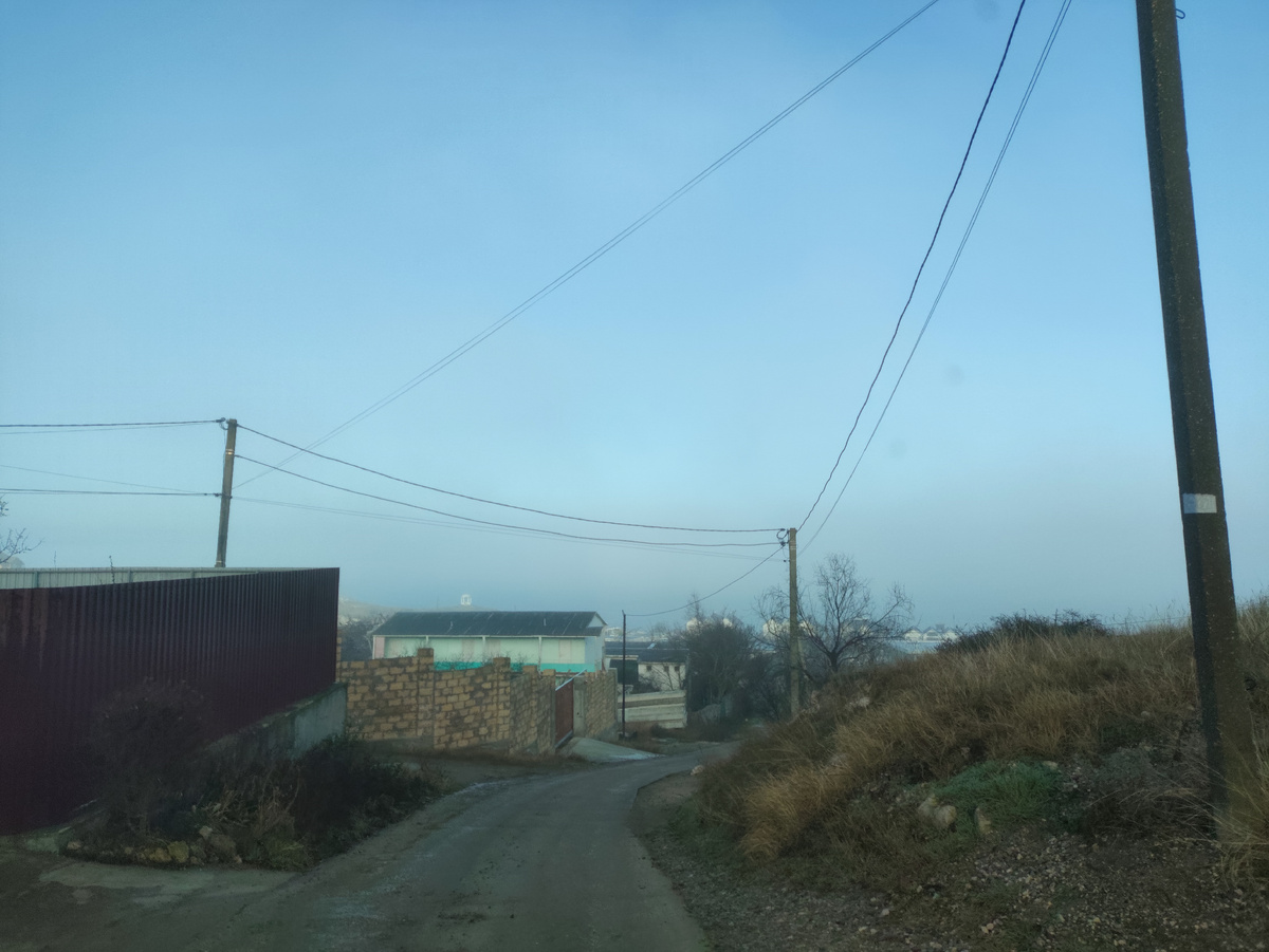 С этого места я море в прошлый раз снимала. А сейчас его нет....