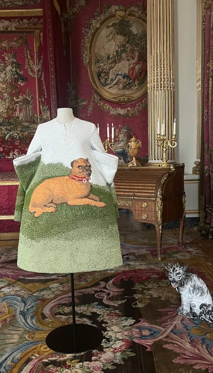 В Лувре открылась первая в истории музея выставка моды — «Louvre Couture»  