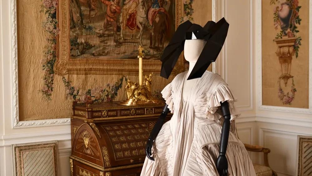 В Лувре открылась первая в истории музея выставка моды — «Louvre Couture»  