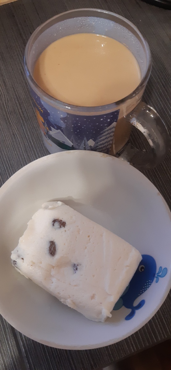 Завтрак, творожная масса с изюмом и кофе со сливками