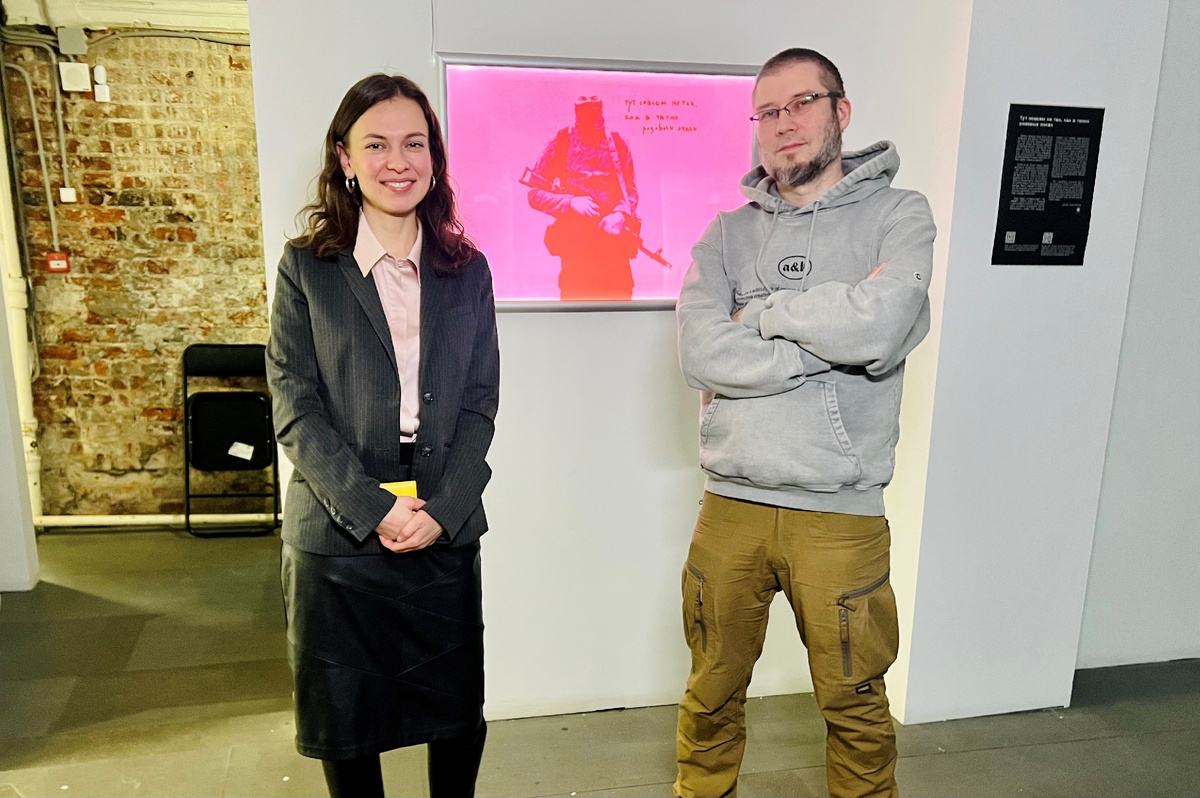С куратором выставки "Здесь не так, как в твоих розовых очках" Антоном Беликовым