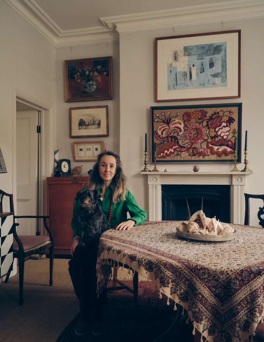 Моника Гроуз-Ходж. Ее тряпичная картина «Сидней» висит прямо над камином.