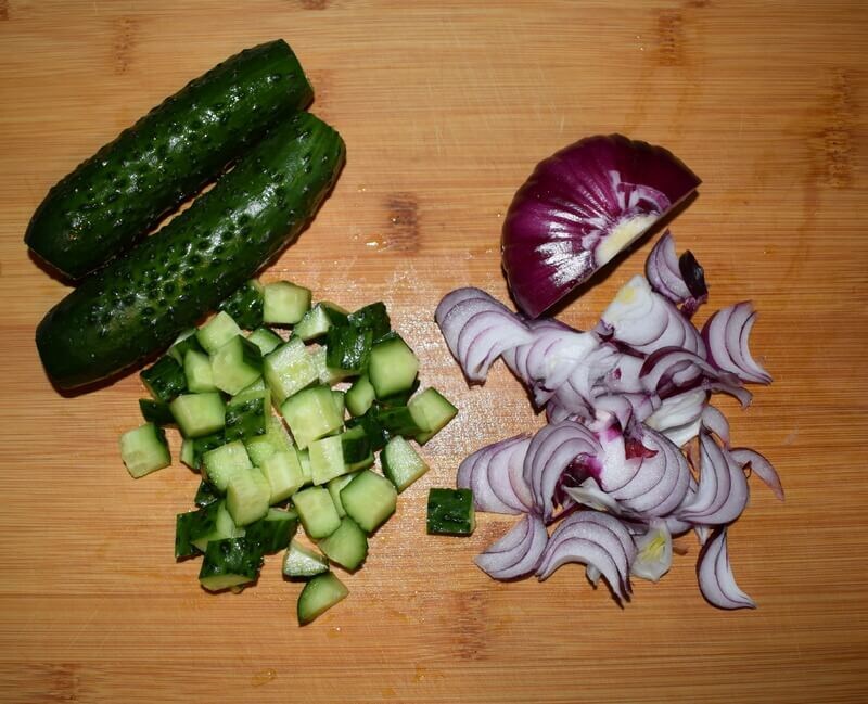 Нарезаем огурцы и лук