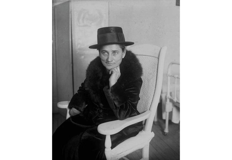 В начале 1920-х годов Джозеф Климек, тогда уже разведённый и овдовевший, находился в поиске дома. Он встретил Тилли, и, как отмечает репортёр Chicago Tribune Женевьев Форбс, это была встреча двух спокойных и мягких людей. После развода друзья Джозефа стали активно помогать ему найти спутницу жизни.