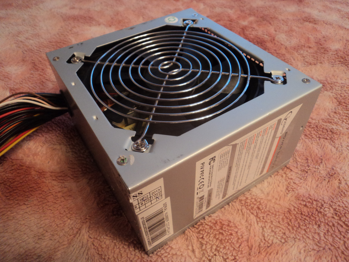 Внешний вид блока питания. Фото автора.