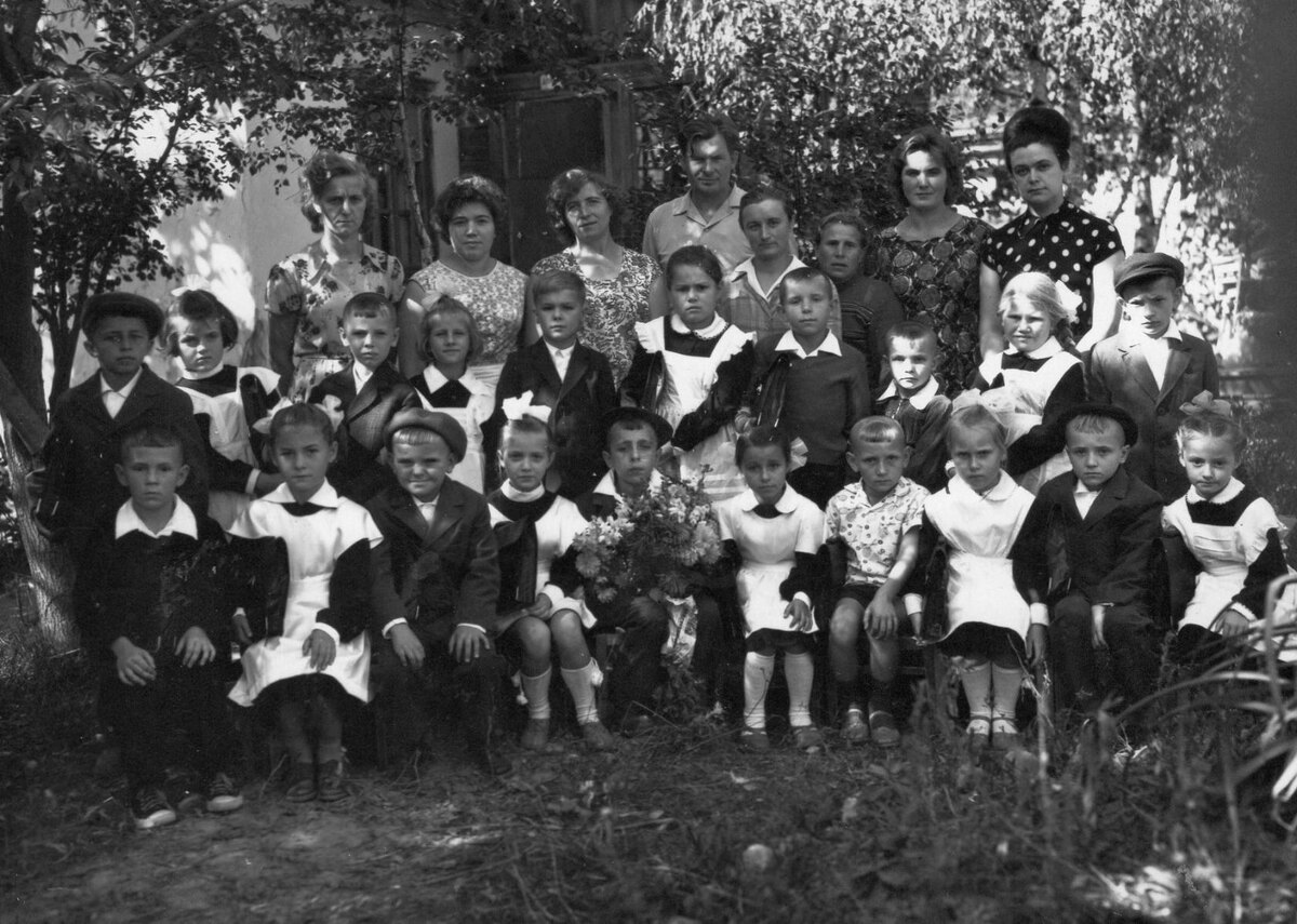 Десадовский выпуск 1964 года. Человек 5-6 попали в другой класс, остальные - вместе на 10 лет. Вовка - первый слева в нижнем ряду. Игашка - третий слева  в среднем.