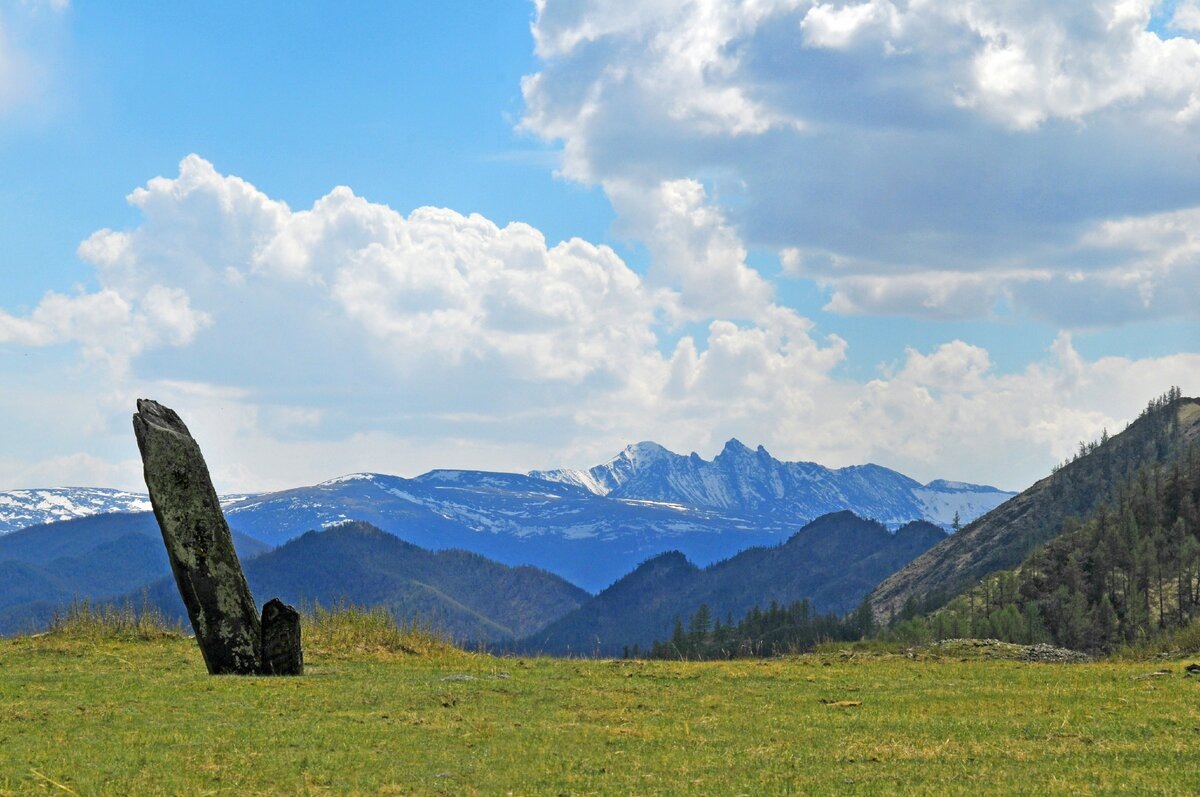 Каменное изваяние в Каракольской долине и гора Уч Энмек