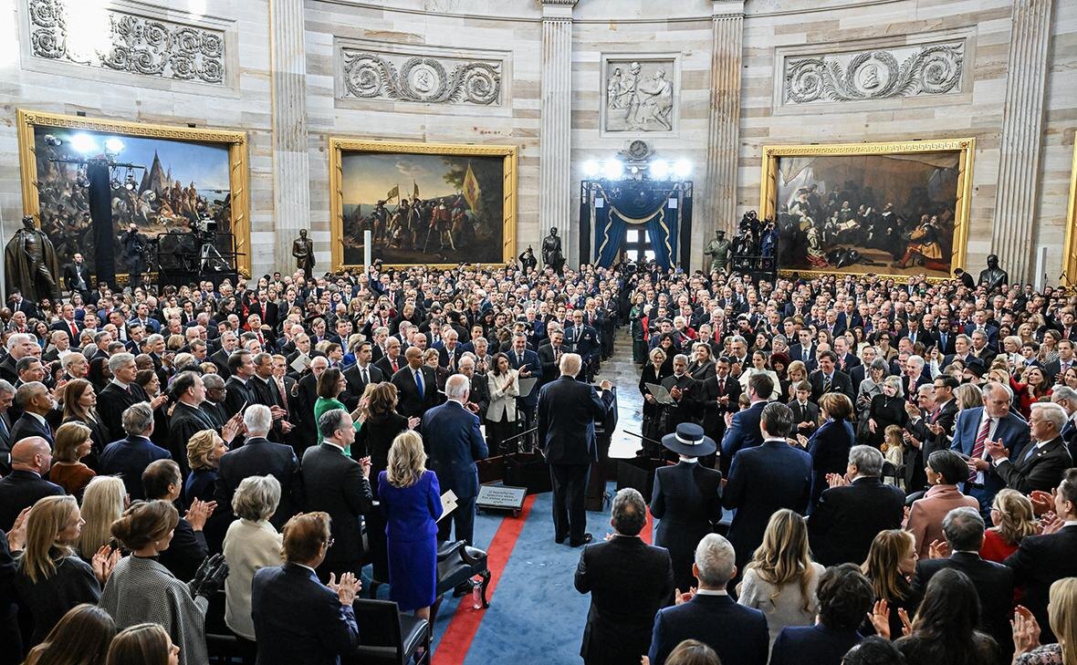    Дональд Трамп (в центре) Фото: Kenny Holston / Getty Images Георгий