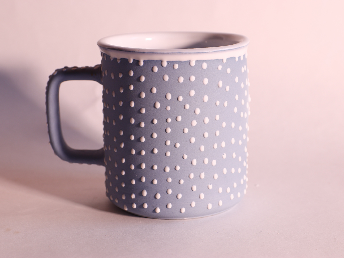 Ставить точки на кружке очень даже в удовольствие 