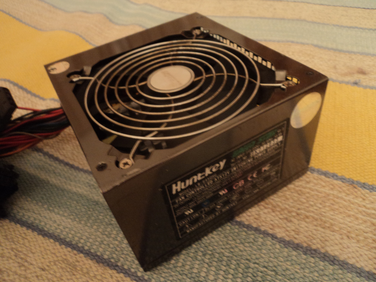 Внешний вид блока питания. Фото автора.